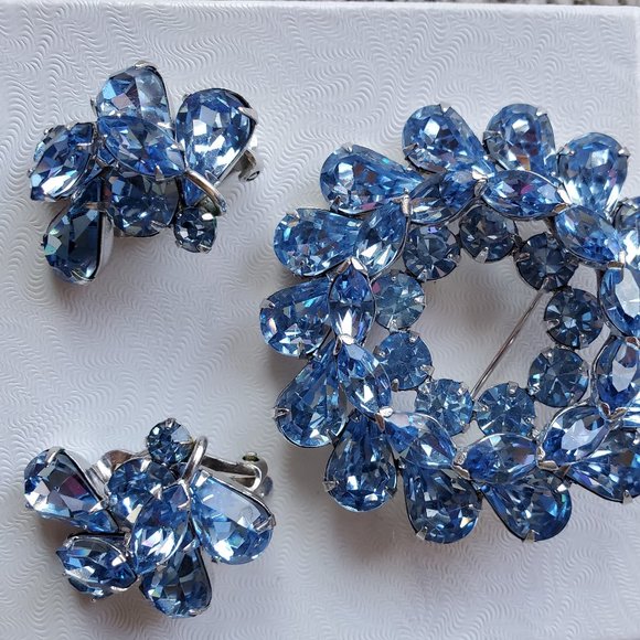 Brooch and Clip-On Earrings - Picture 2 of 3